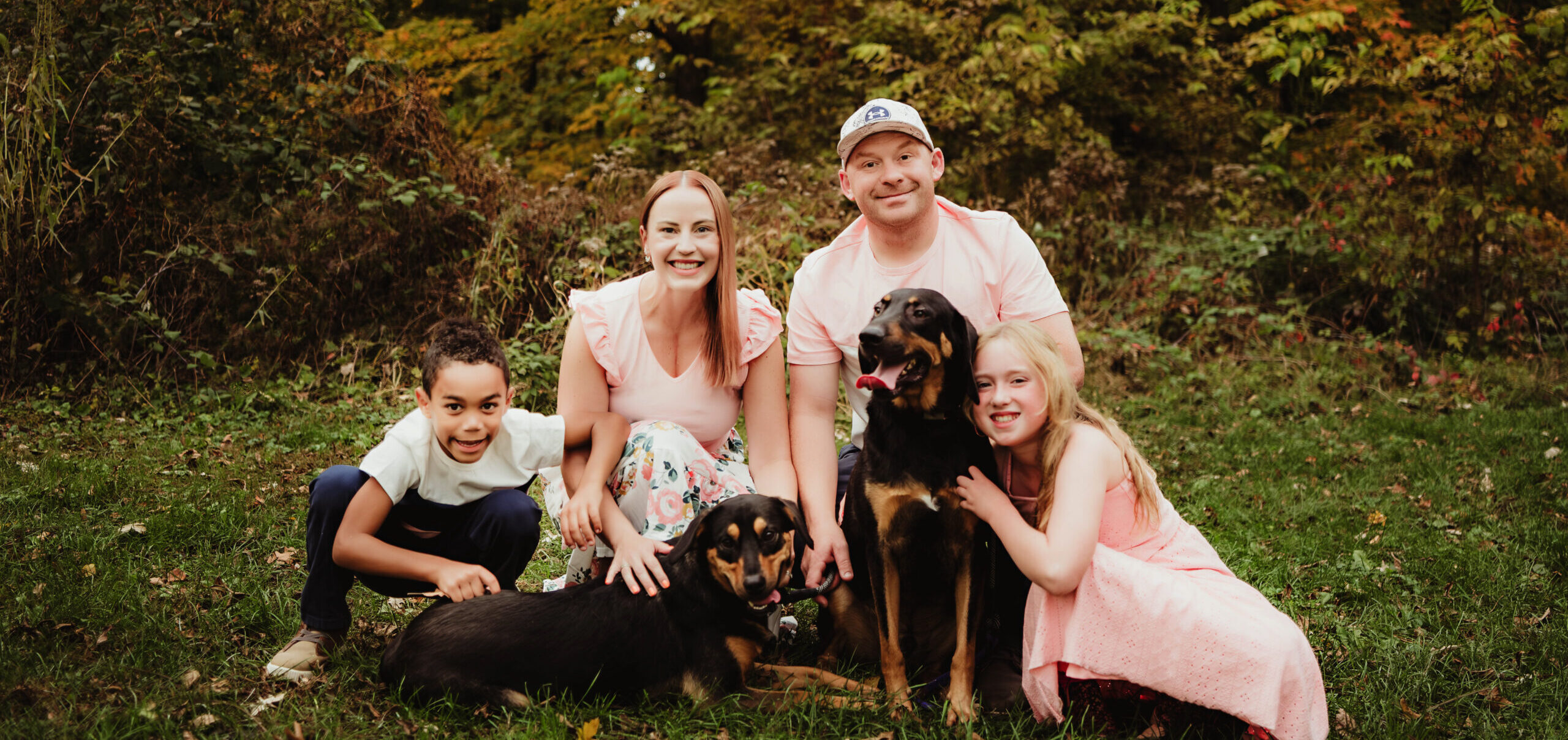 paige knipfer family photo with parents, son and daughter, and dogs