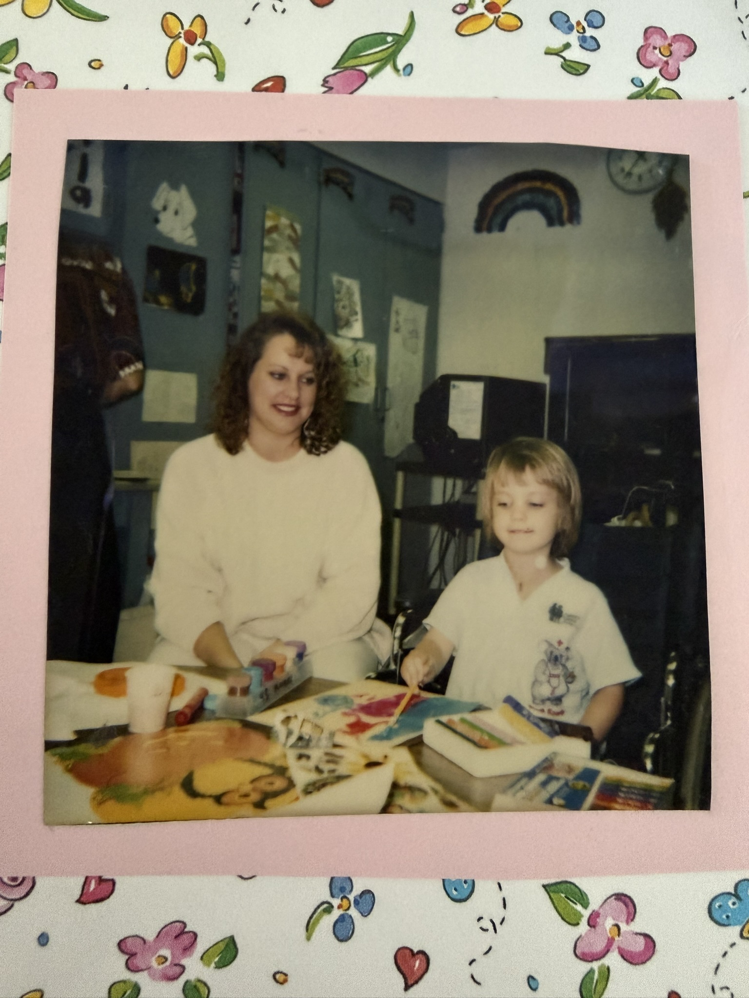 paige knipfer as child painting while mom watches